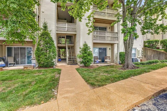 1211 Mangrove Lane 6, St Louis, MO 63125
