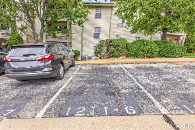1211 Mangrove Lane 6, St Louis, MO 63125