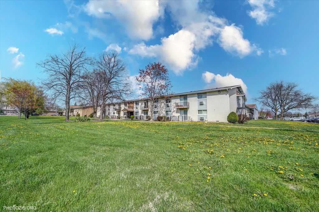 Image 17 of property listing at 9205 Potter Road 1C, Des Plaines, IL 60016