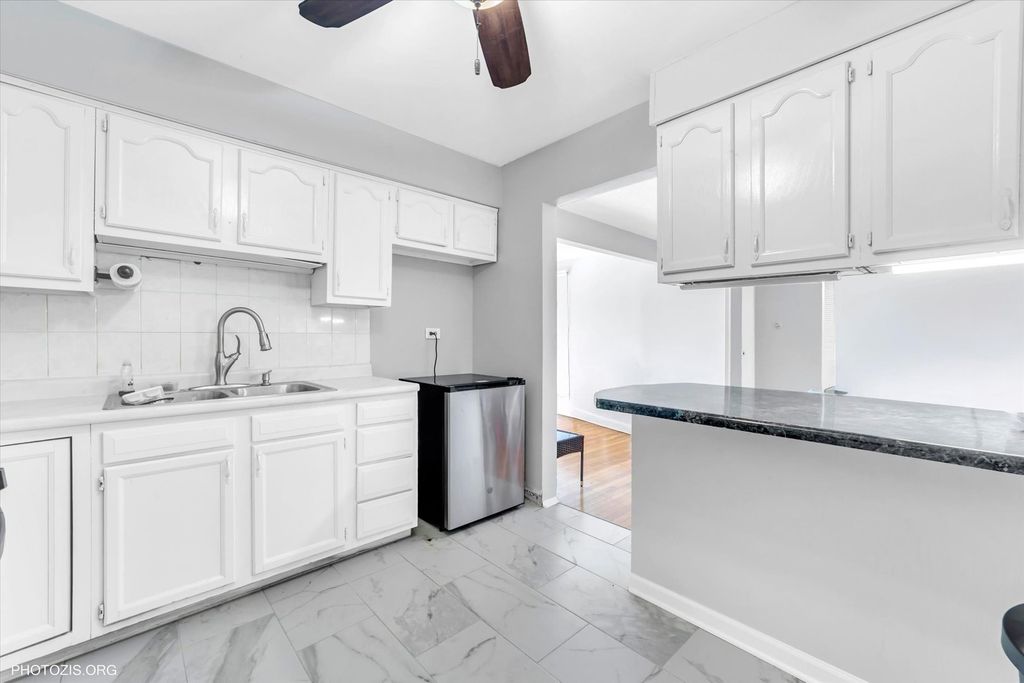 Image 3 of property listing at 9205 Potter Road 1C, Des Plaines, IL 60016