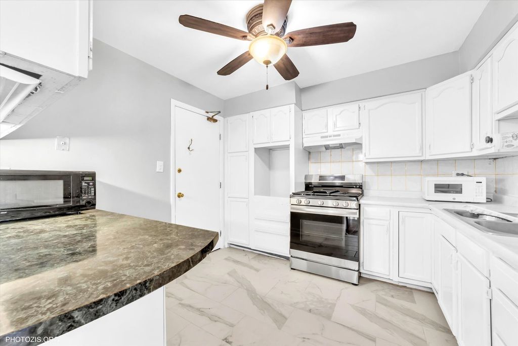 Image 4 of property listing at 9205 Potter Road 1C, Des Plaines, IL 60016