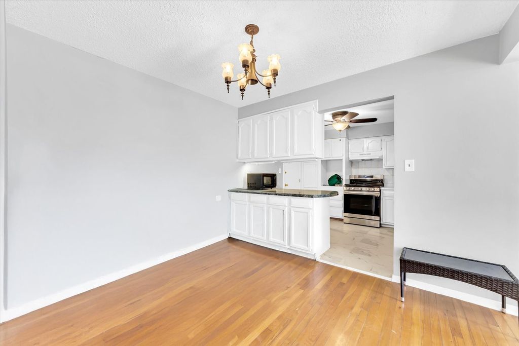 Image 5 of property listing at 9205 Potter Road 1C, Des Plaines, IL 60016