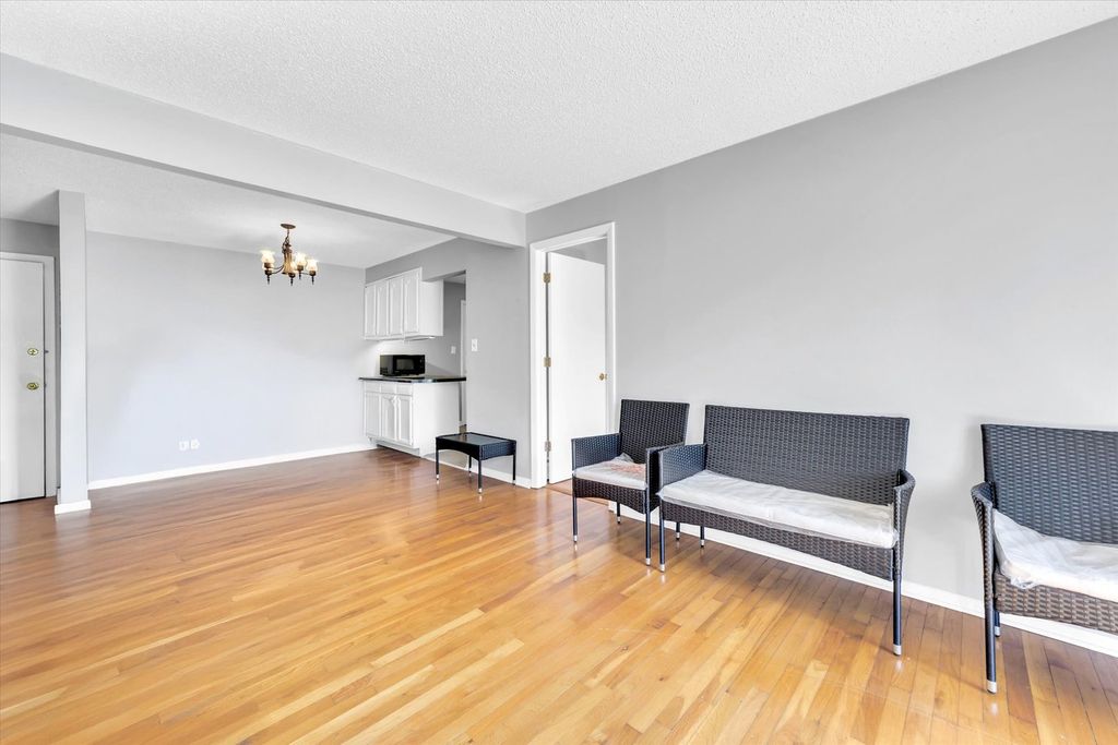 Image 6 of property listing at 9205 Potter Road 1C, Des Plaines, IL 60016