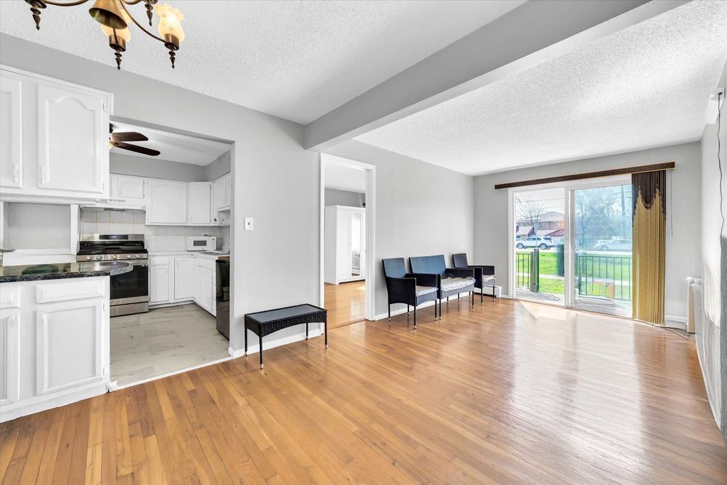 Image 7 of property listing at 9205 Potter Road 1C, Des Plaines, IL 60016