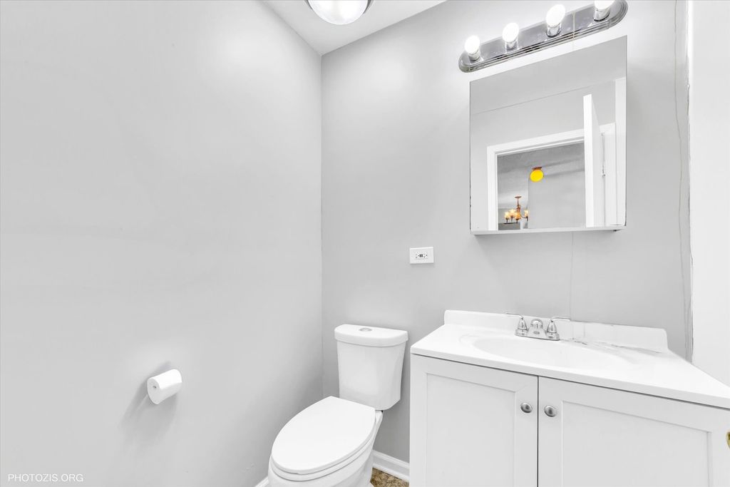 Image 8 of property listing at 9205 Potter Road 1C, Des Plaines, IL 60016