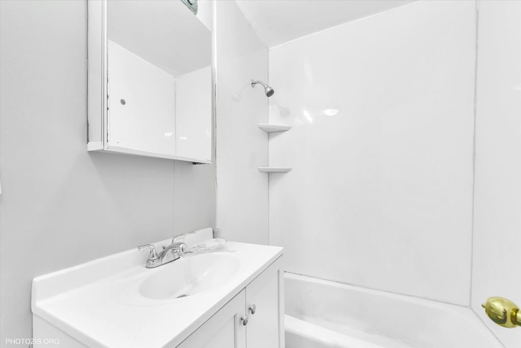 Image 9 of property listing at 9205 Potter Road 1C, Des Plaines, IL 60016