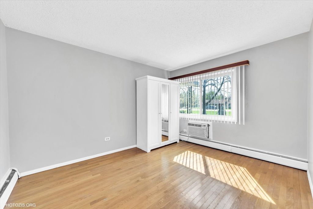 Image 10 of property listing at 9205 Potter Road 1C, Des Plaines, IL 60016