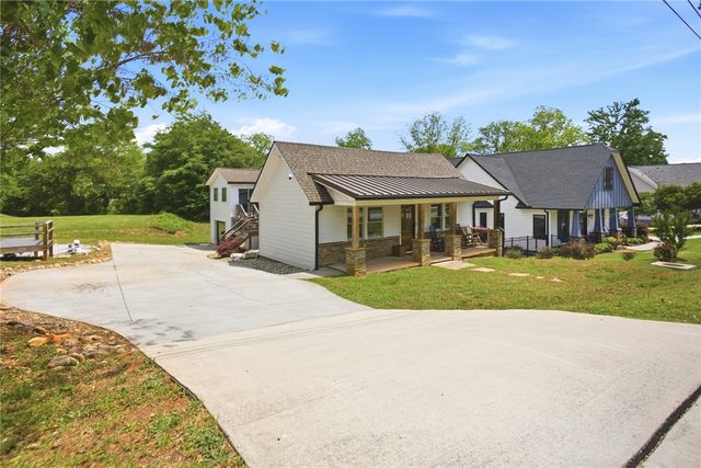 307 S Depot Street, Seneca, SC 29678