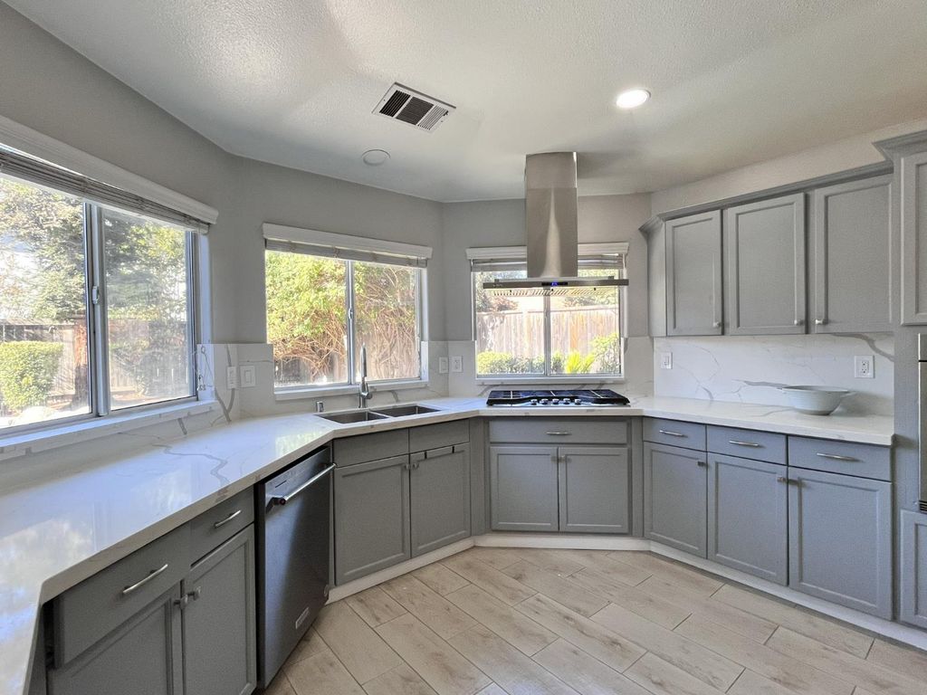 Image 11 of property listing at 3278 Magnolia Avenue, Clovis, CA 93611