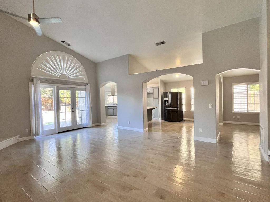 Image 15 of property listing at 3278 Magnolia Avenue, Clovis, CA 93611