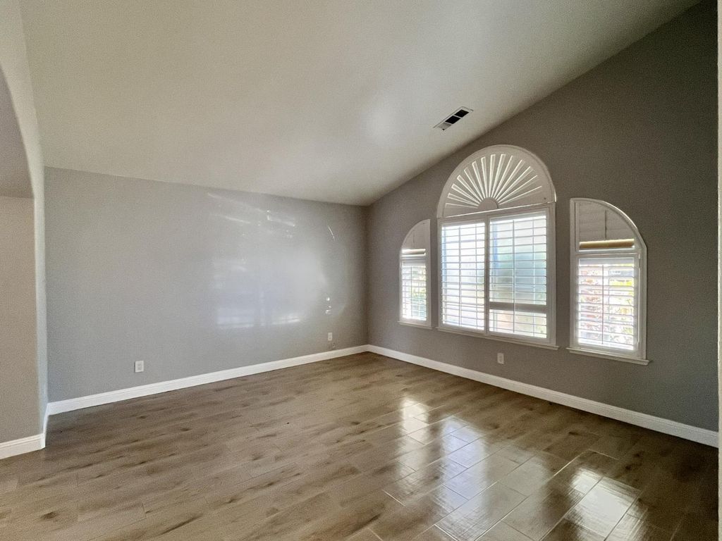 Image 5 of property listing at 3278 Magnolia Avenue, Clovis, CA 93611