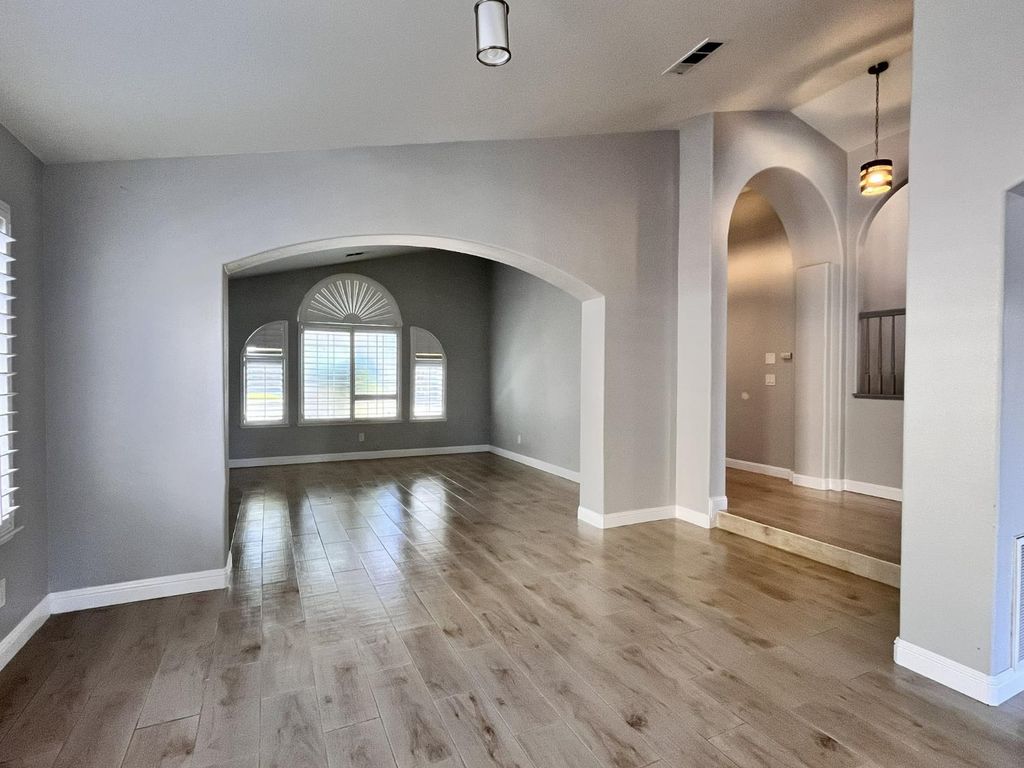 Image 6 of property listing at 3278 Magnolia Avenue, Clovis, CA 93611