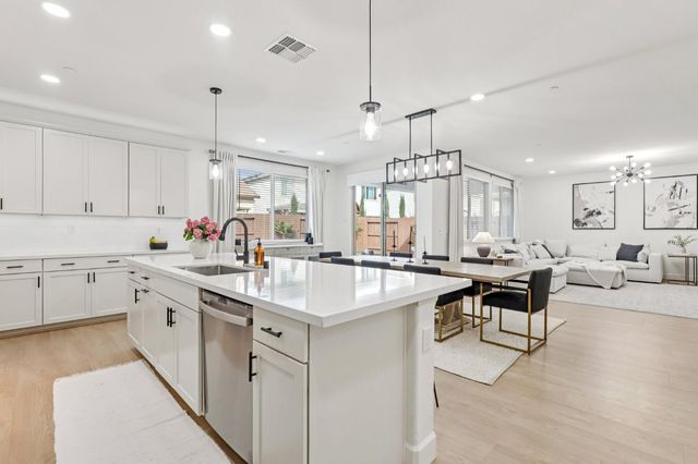 3041 Brandenburber Dr, Roseville, CA 95747