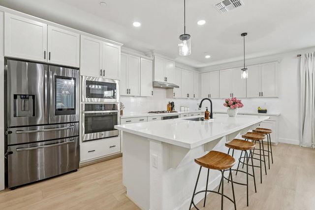 3041 Brandenburber Dr, Roseville, CA 95747