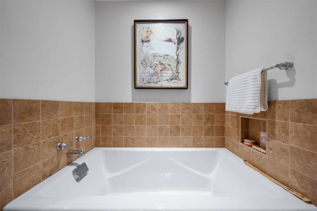 4950 Central Street 606, Kansas City, MO 64112