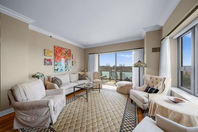 4950 Central Street 606, Kansas City, MO 64112