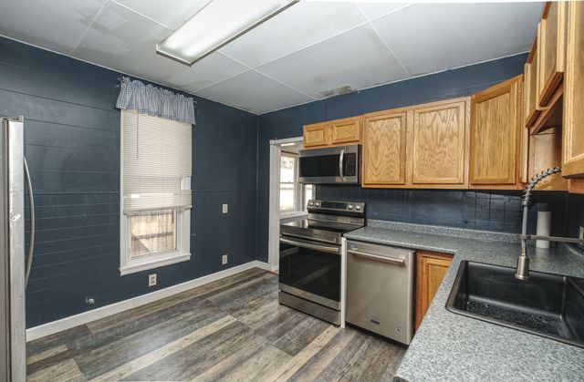 726 10th Avenue S, Clinton, IA 52732