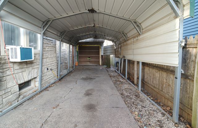 726 10th Avenue S, Clinton, IA 52732