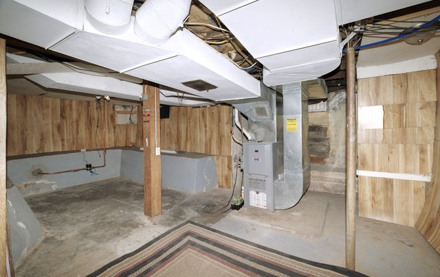 726 10th Avenue S, Clinton, IA 52732