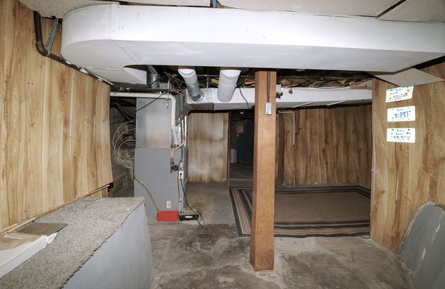 726 10th Avenue S, Clinton, IA 52732