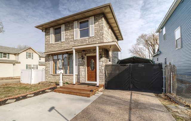 726 10th Avenue S, Clinton, IA 52732