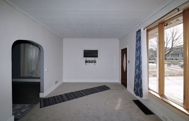 726 10th Avenue S, Clinton, IA 52732