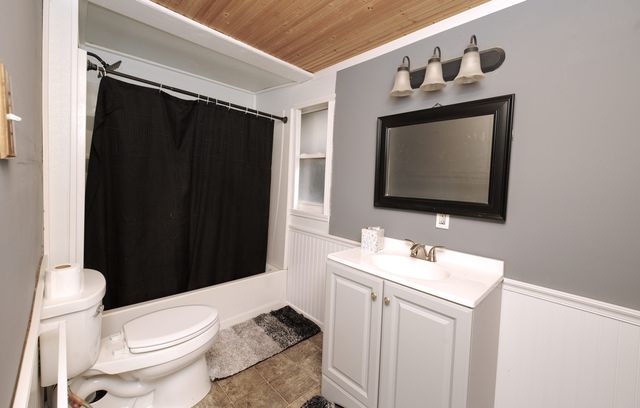 726 10th Avenue S, Clinton, IA 52732