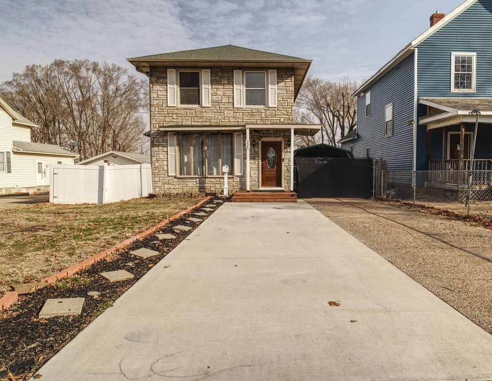 726 10th Avenue S, Clinton, IA 52732