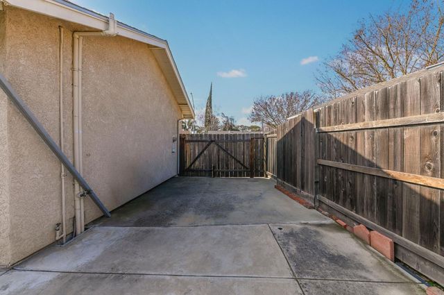 1208 Ojai Ln, Modesto, CA 95355