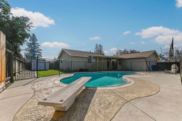 1208 Ojai Ln, Modesto, CA 95355