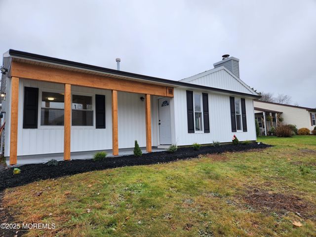 18 Garrison Drive, Tinton Falls, NJ 07753