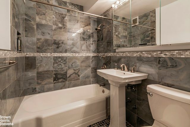3935 Blackstone Ave Apt 8B, New York City, NY 10471