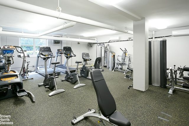 3935 Blackstone Ave Apt 8B, New York City, NY 10471