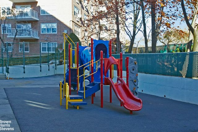 3935 Blackstone Ave Apt 8B, New York City, NY 10471
