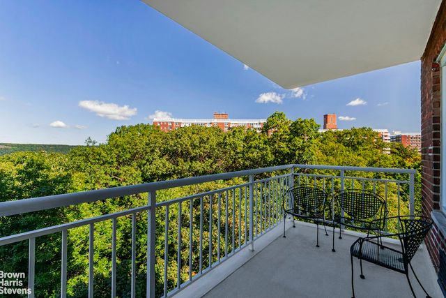 3935 Blackstone Ave Apt 8B, New York City, NY 10471