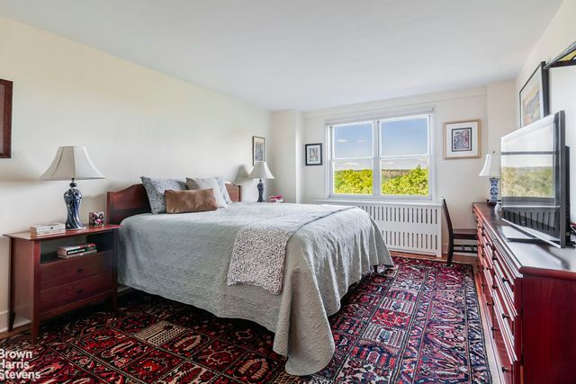 3935 Blackstone Ave Apt 8B, New York City, NY 10471