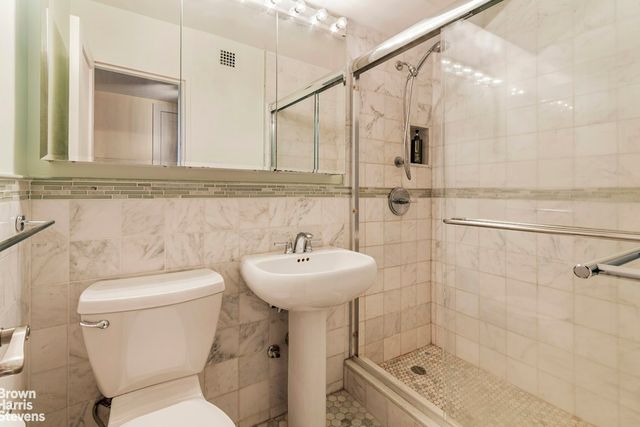 3935 Blackstone Ave Apt 8B, New York City, NY 10471