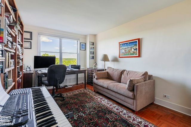 3935 Blackstone Ave Apt 8B, New York City, NY 10471