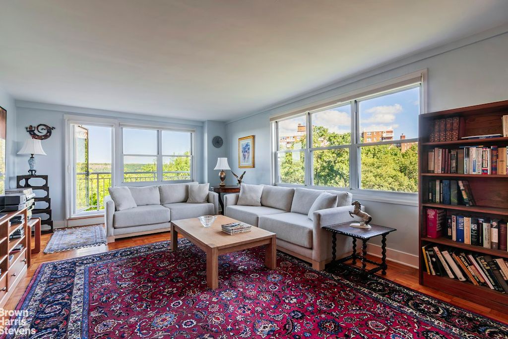 3935 Blackstone Ave Apt 8B, New York City, NY 10471