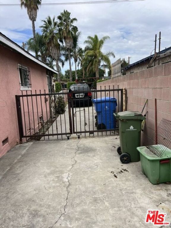 834 E 104th Street, Los Angeles, CA 90002 — photo 2