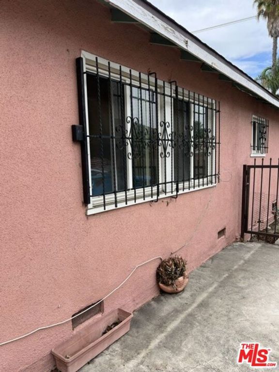 834 E 104th Street, Los Angeles, CA 90002 — photo 4