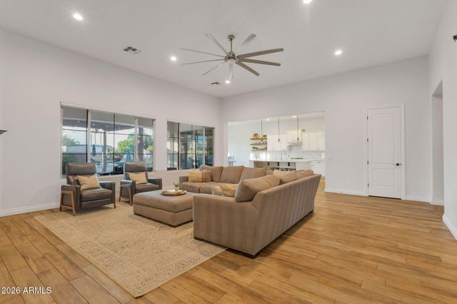 2972 E FRUITVALE Avenue, Gilbert, AZ 85297