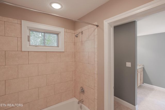 4193 Parris Drive, Lenoir City, TN 37772