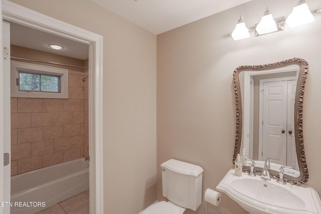 4193 Parris Drive, Lenoir City, TN 37772