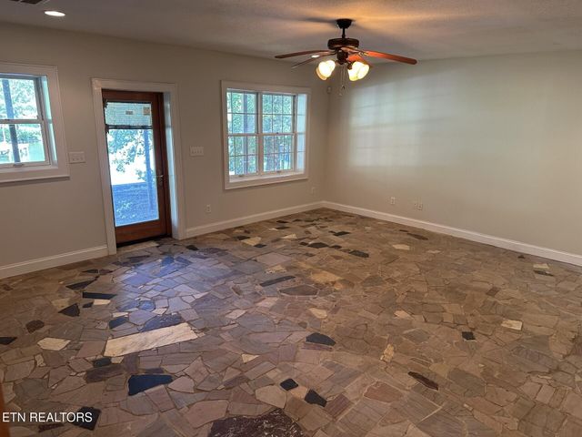 4193 Parris Drive, Lenoir City, TN 37772