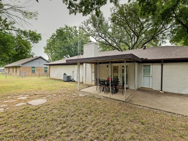 410 E White Street, Pilot Point, TX 76258