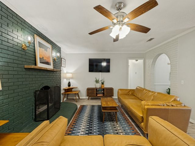 410 E White Street, Pilot Point, TX 76258