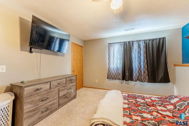 6400 S Crane Ave Avenue, Sioux Falls, SD 57108