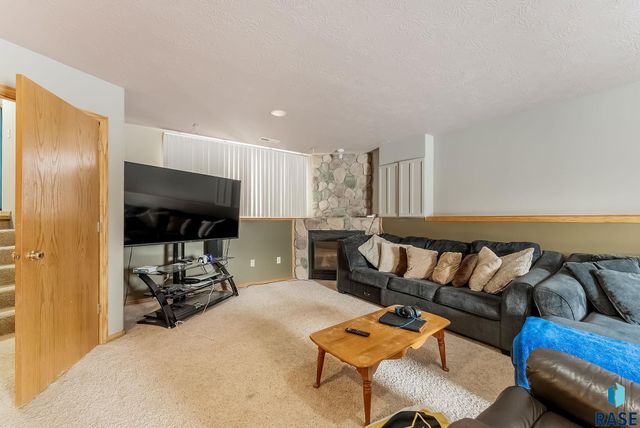 6400 S Crane Ave Avenue, Sioux Falls, SD 57108