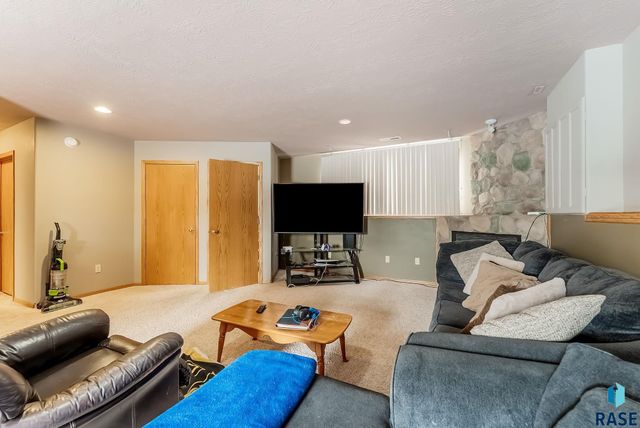 6400 S Crane Ave Avenue, Sioux Falls, SD 57108